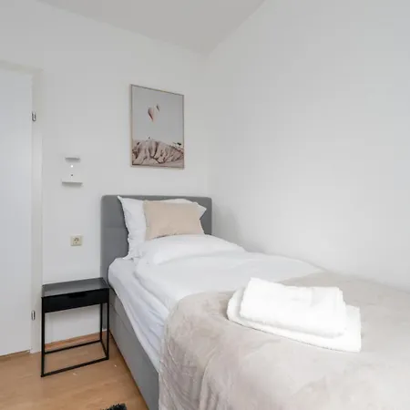 Steyr Comfort Lodge - Apartment Mit Kamin & Parkplatz *