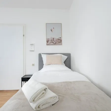 Steyr Comfort Lodge - Apartment Mit Kamin & Parkplatz Apartment *